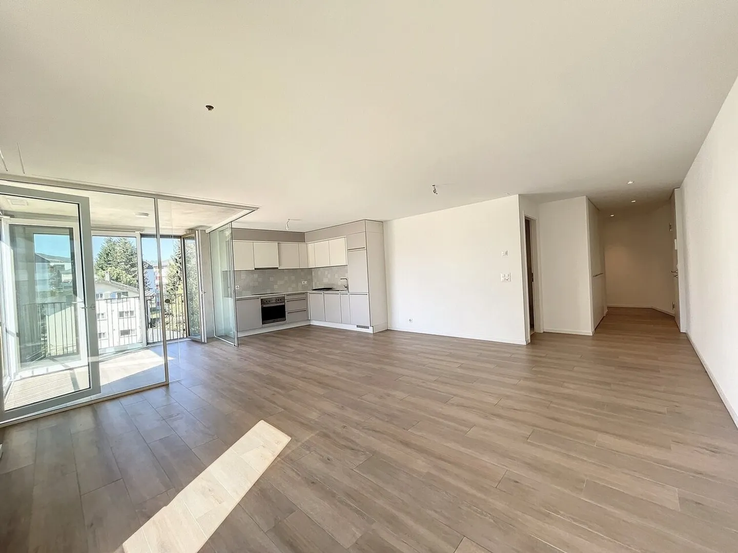 MAGNIFICENT 4 ½ room spacious and bright apartment - Photo 2 of 8