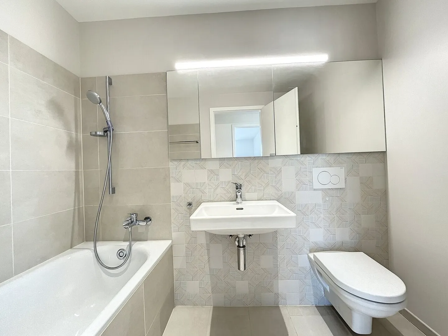 MAGNIFICENT 4 ½ room spacious and bright apartment - Photo 6 of 8