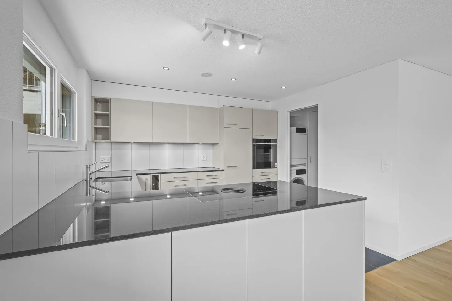 Appartement 4,5 pièces au rez-de-chaussée avec jardin - Photo 2 sur 9