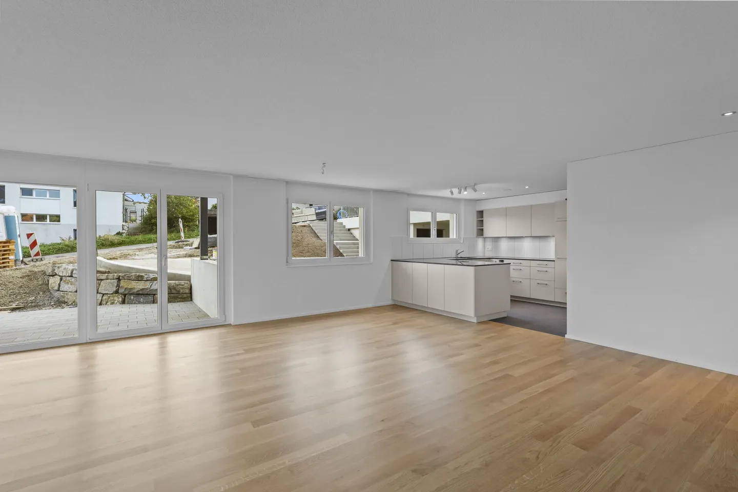 Appartement 4,5 pièces au rez-de-chaussée avec jardin - Photo 4 sur 9