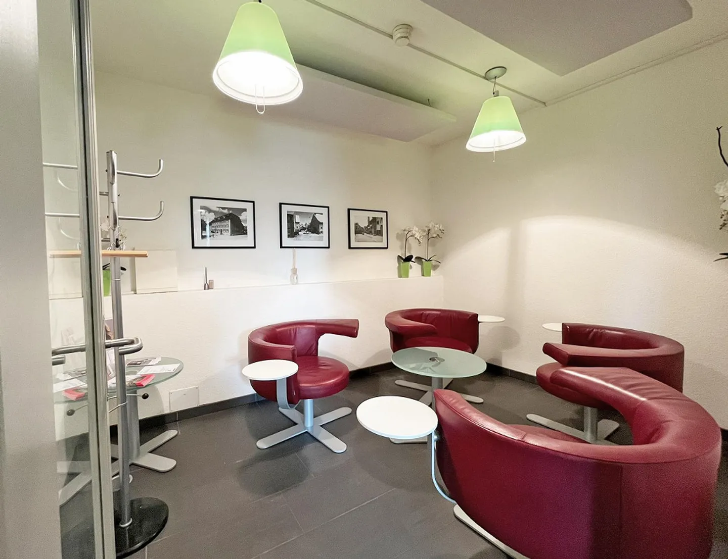 Espace de bureau au rez-de-chaussée, y compris cave voûtée/unité commerciale divisible à louer - Photo 8 sur 13