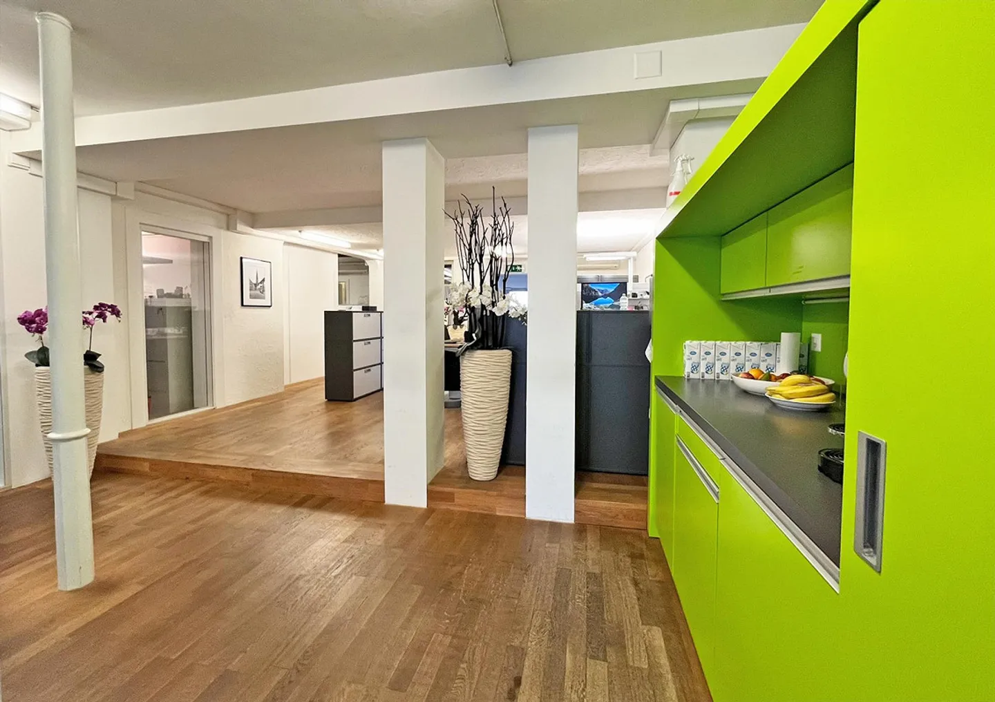 Espace de bureau au rez-de-chaussée, y compris cave voûtée/unité commerciale divisible à louer - Photo 2 sur 13