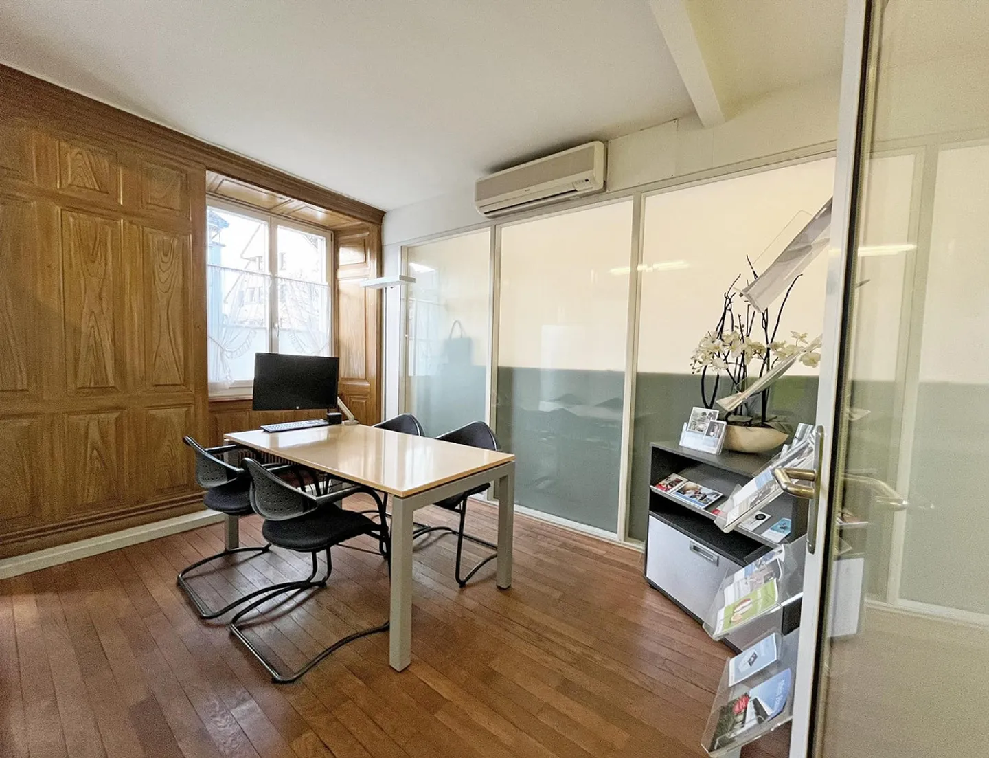 Espace de bureau au rez-de-chaussée, y compris cave voûtée/unité commerciale divisible à louer - Photo 7 sur 13