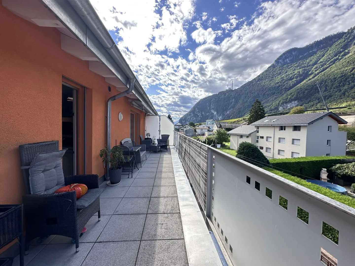 Bel attique cosy en attique de 3.5 pièces avec Mezzanine et immense terrasse - Foto 3 von 12