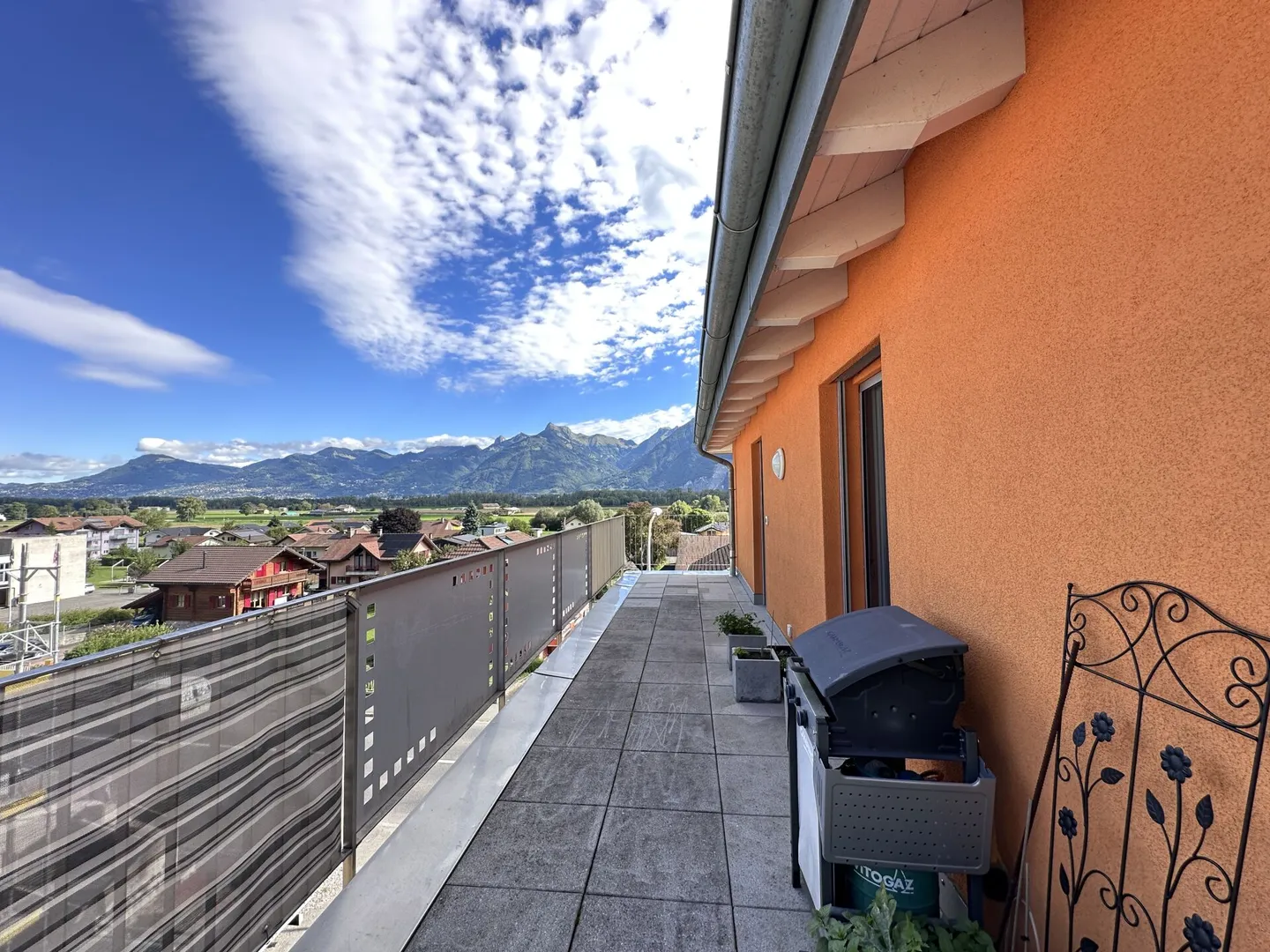 Bel attique cosy en attique de 3.5 pièces avec Mezzanine et immense terrasse - Foto 2 von 12