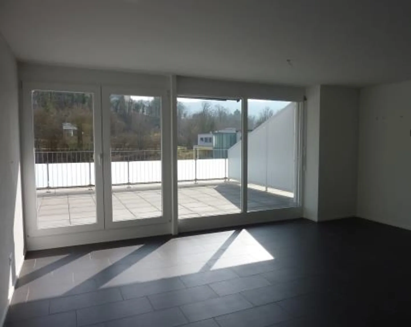 Appartement penthouse spacieux dans un quartier résidentiel calme - Photo 2 sur 5