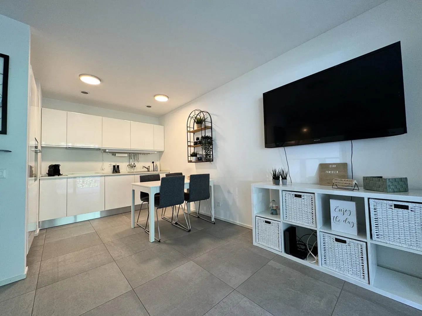 Modern and bright 2.5-room apartment in a residence with pool in Barbengo - Photo 1 of 9