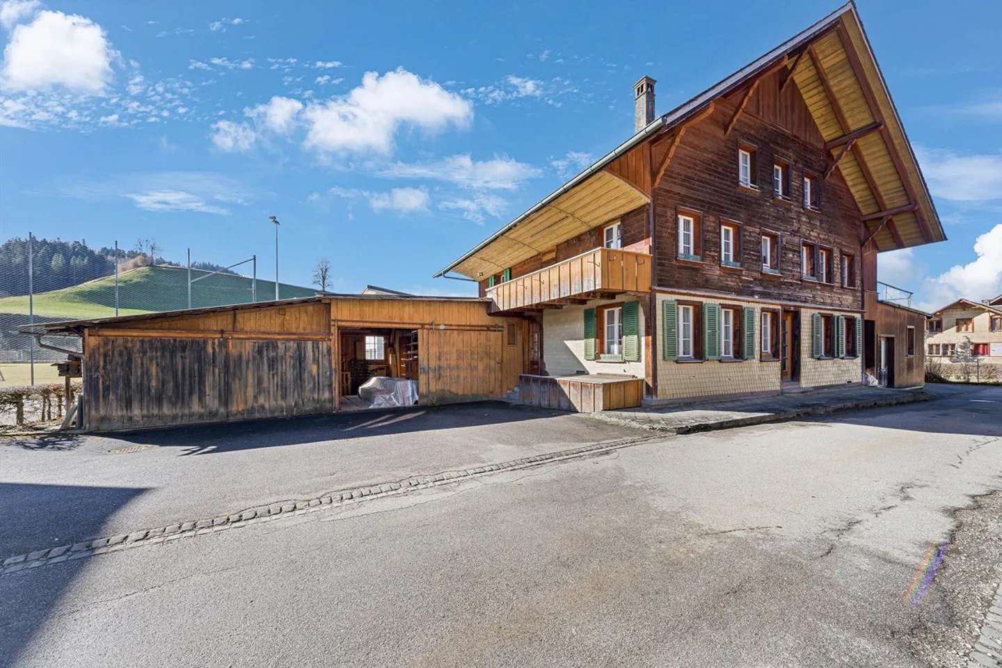 Maison spacieuse avec atelier - Photo 2 sur 11