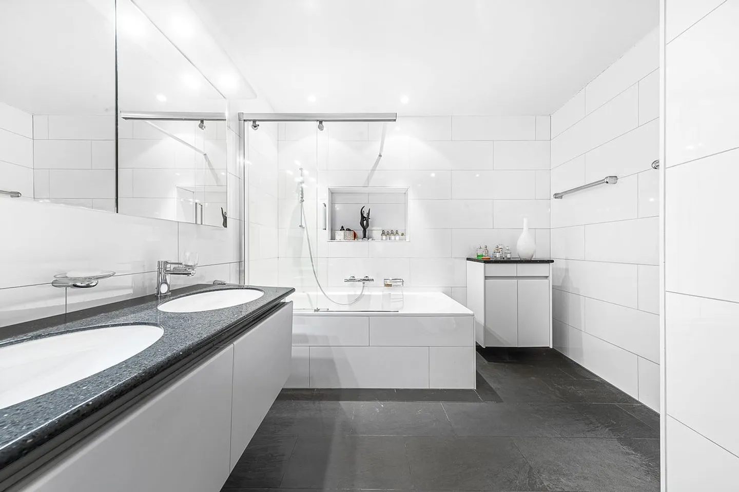 Spacious 3.5 rooms in La Conversion with a magnificent south-facing terrace - Photo 7 of 12