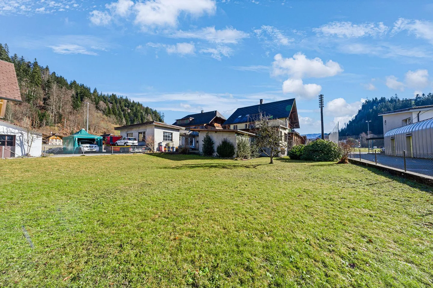 Maison spacieuse avec atelier - Photo 3 sur 11
