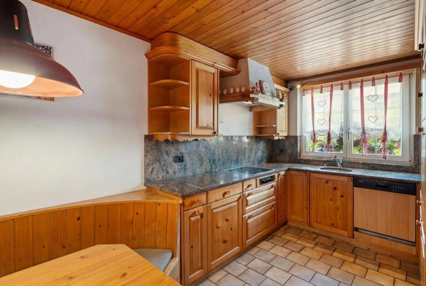Charnantes Maison de ville 6.5 pièces dans un emplacement familial - Photo 6 sur 18