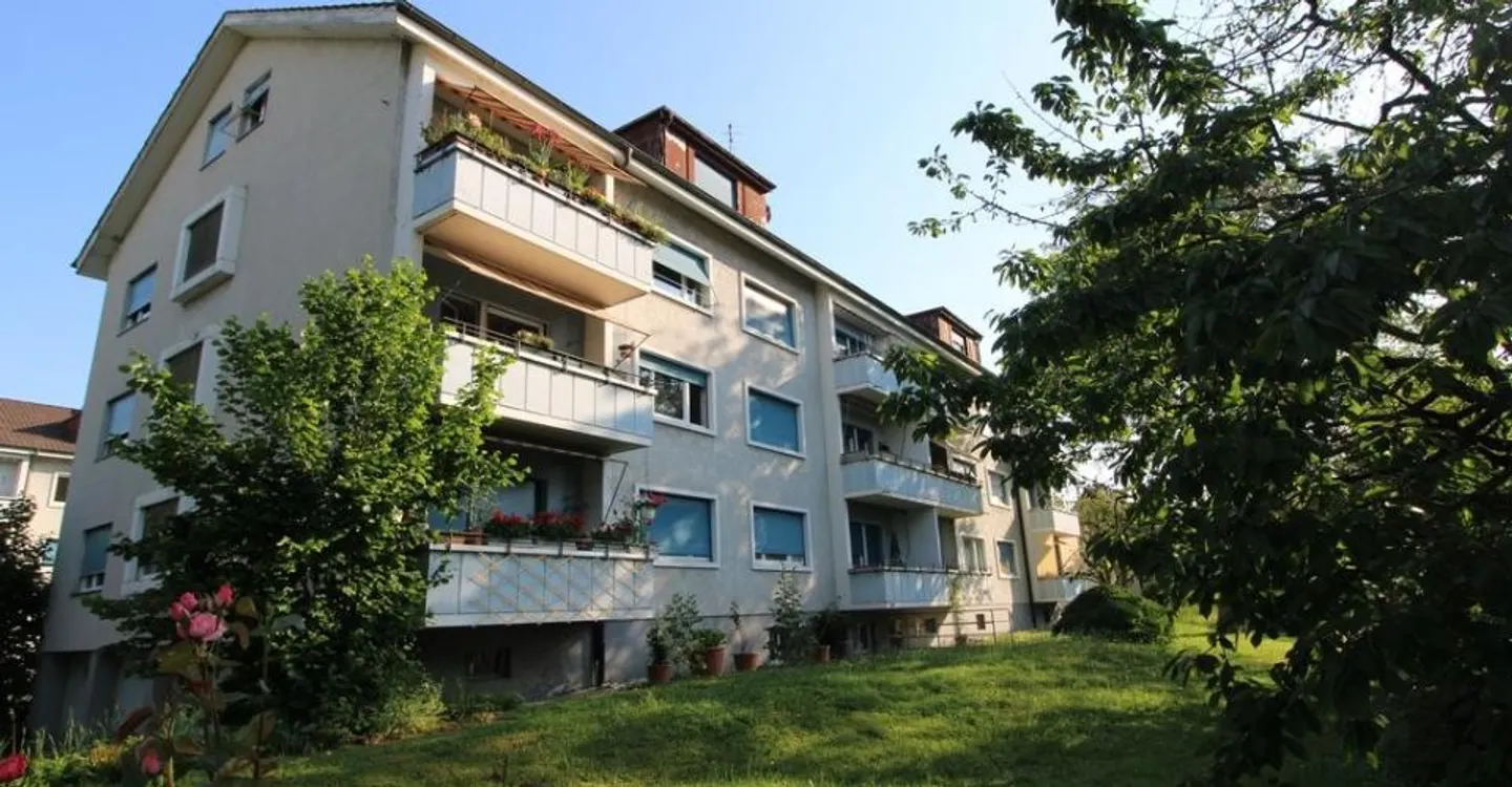 Appartement attrayant de 3 pièces au rez-de-chaussée - Photo 1 sur 8