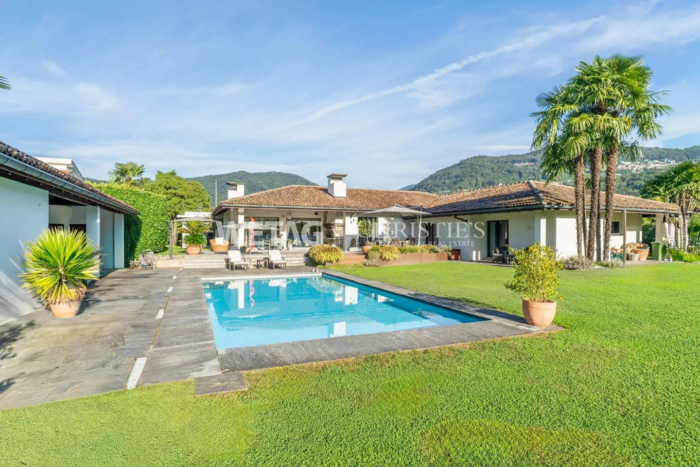 Lugano-Magliaso: Elegant Villa with Pool, Surrounded by Greenery, Including... - Photo 1 of 13