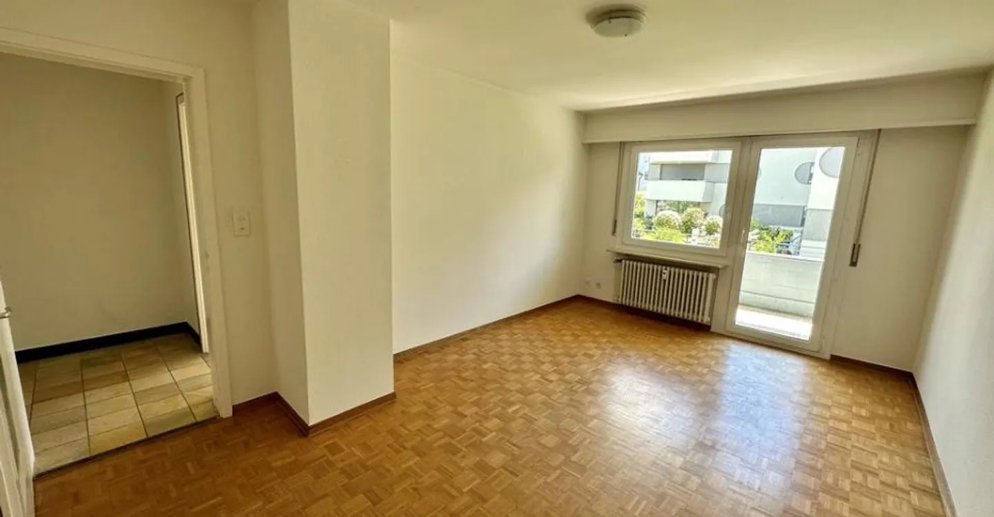 Appartement attrayant de 3 pièces au rez-de-chaussée - Photo 2 sur 8