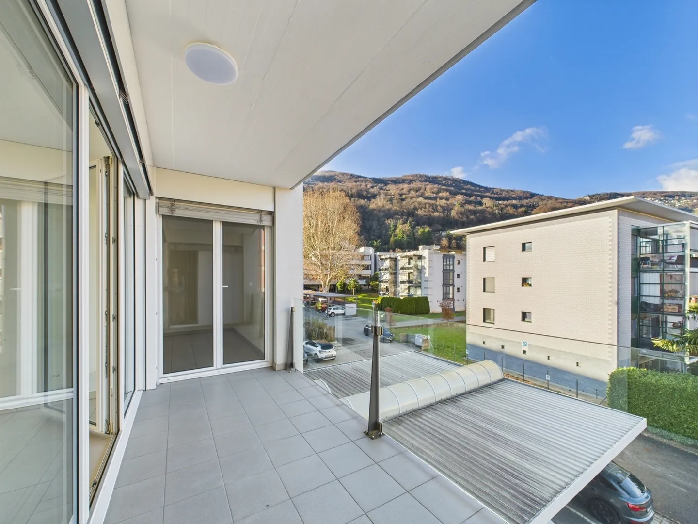Elegante 4,5-Zimmer-Wohnung mit Panoramablick und doppelter Terrasse in Agno - Foto 8 von 11