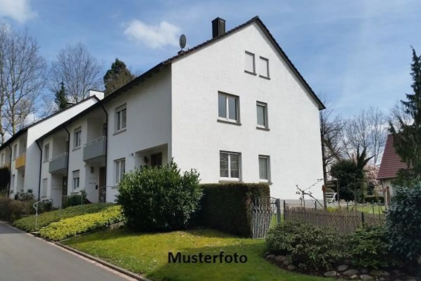 Edificio residenziale con area giardino - Foto 1 di 13
