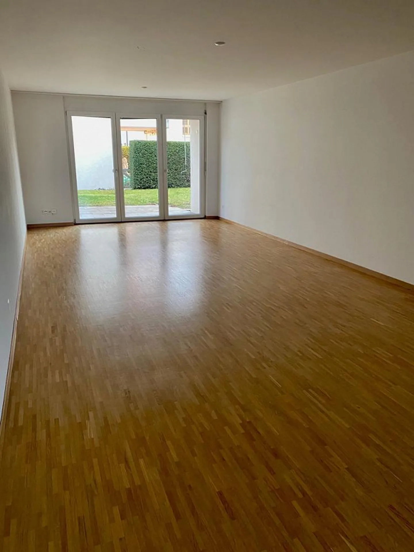 Modernes Wohnen mit Gartensitzplatz - Foto 2 von 10