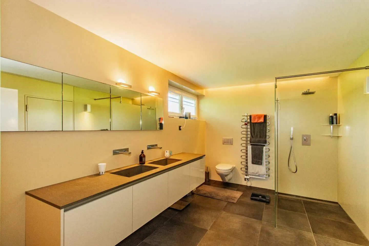Modernes Terrassenhaus mit Weitsicht - Foto 13 von 16