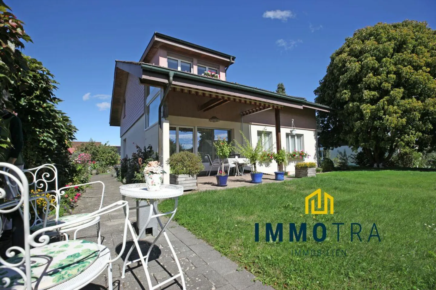 Detached 6.5-room single-family house with garage and spacious garden area - Photo 1 of 13