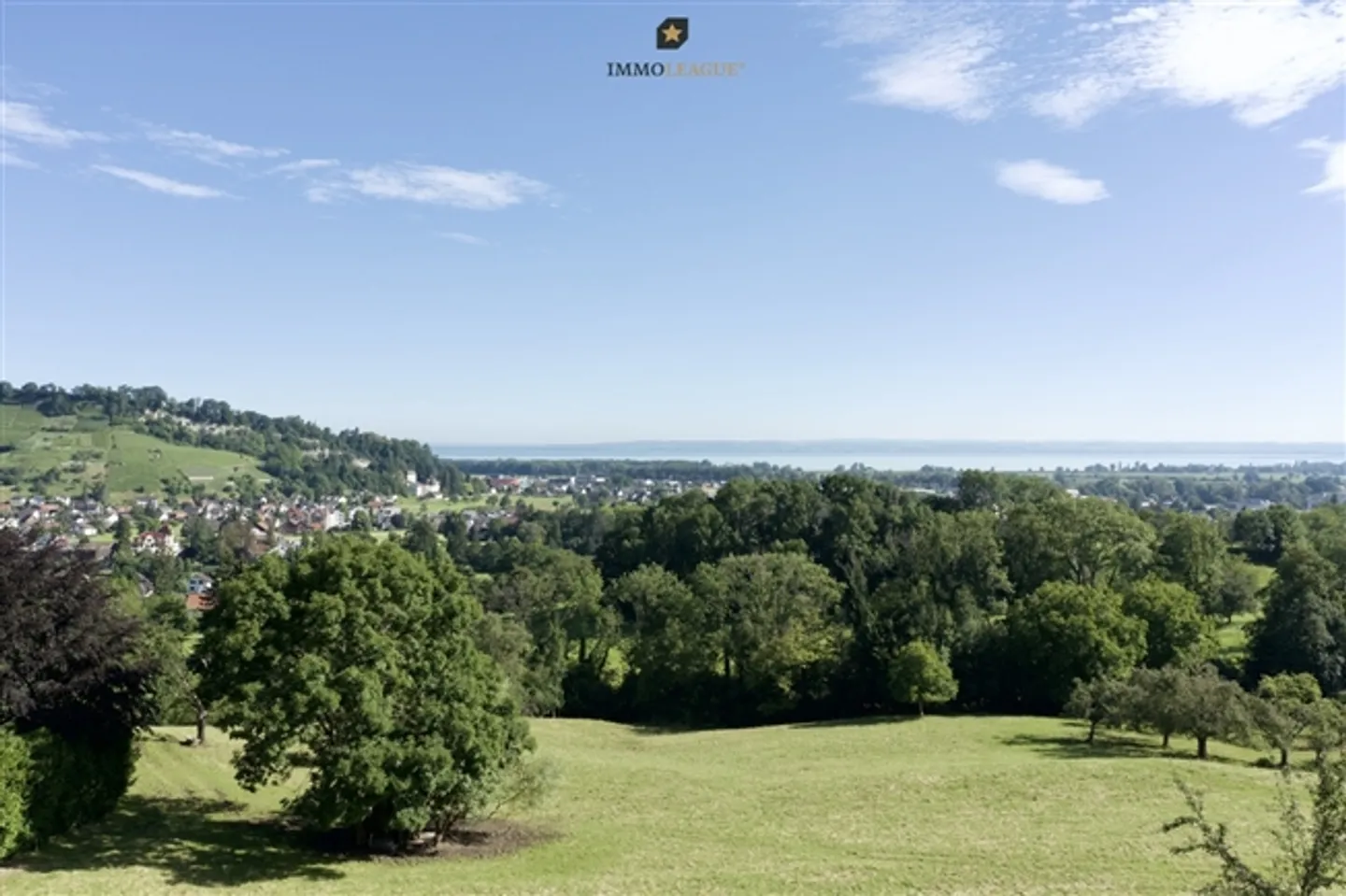 Terreno edificabile soleggiato con vista sul lago. - Foto 1 di 6