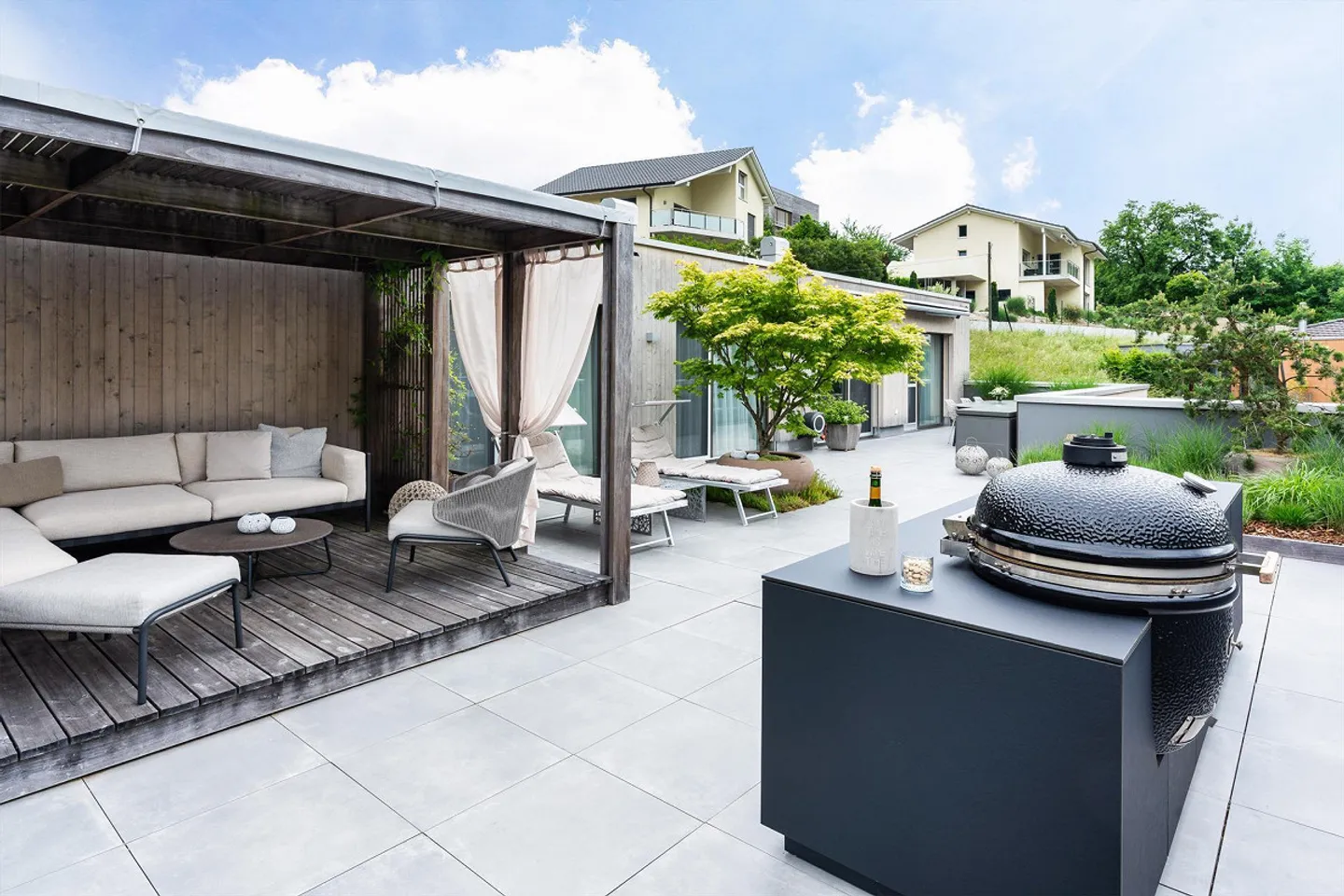 Appartamento attico esclusivo con ampia terrazza, giardino privato e vista mozzafiato - Foto 3 di 20