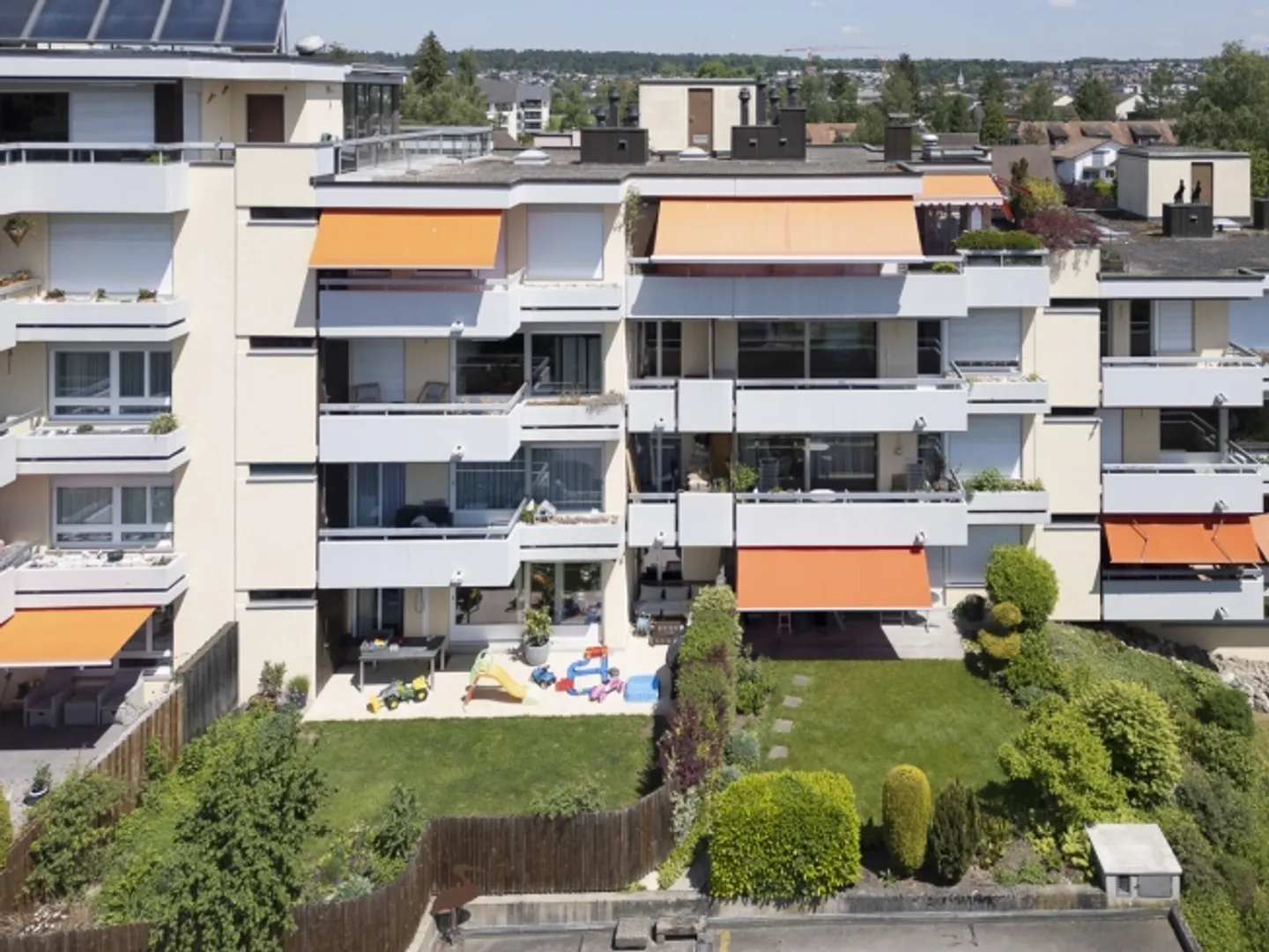 Appartamento attraente in una zona residenziale popolare con eccellenti collegamenti di trasporto - Foto 1 di 9