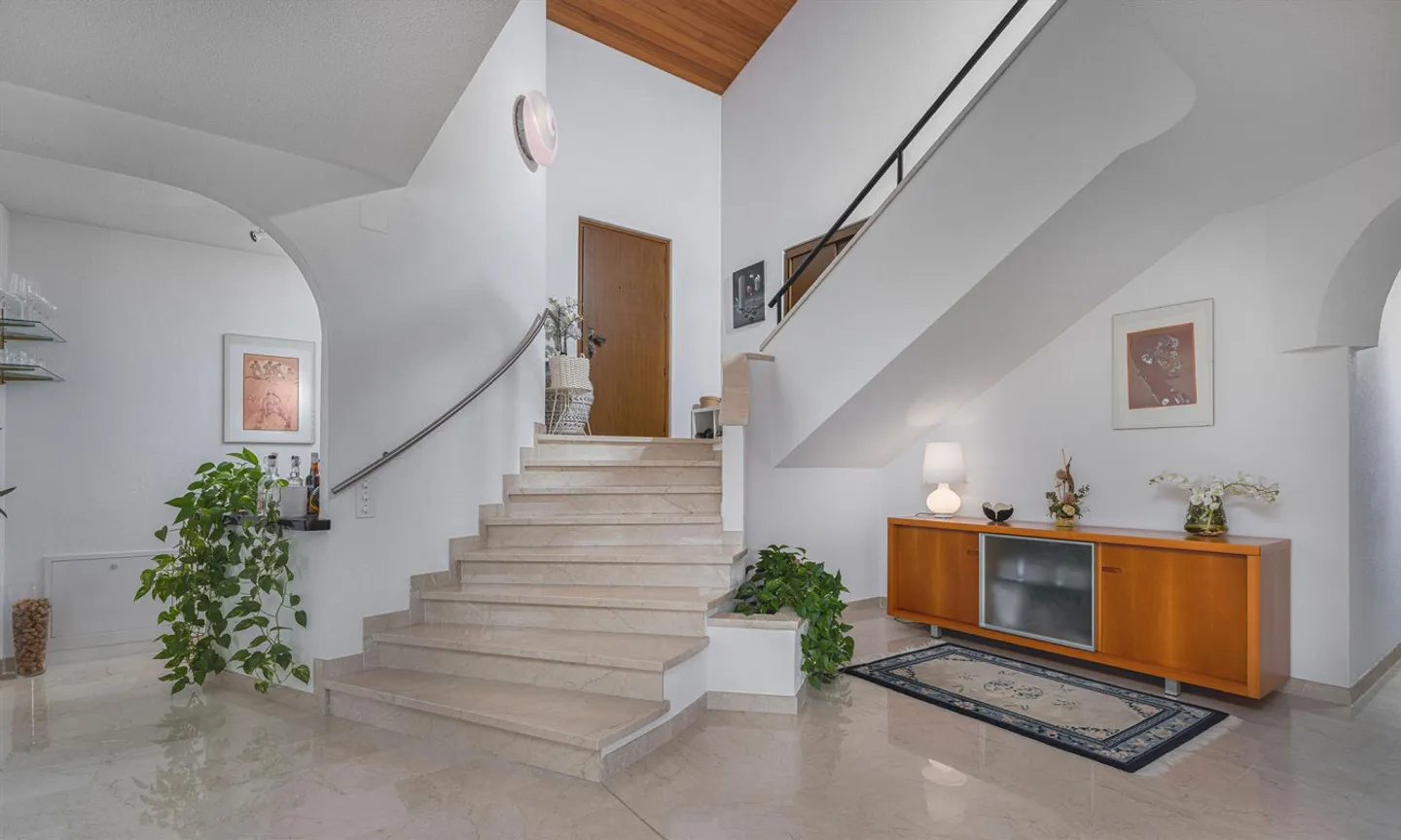 Elegantes Landhaus 5.5 mit Seeblick und großem Garten in Cimo - Foto 1 von 9