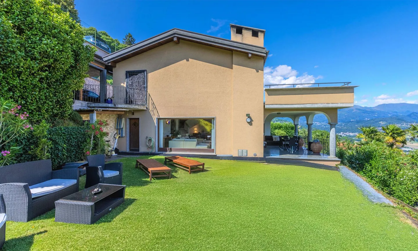 Elegantes Landhaus 5.5 mit Seeblick und großem Garten in Cimo - Foto 3 von 9