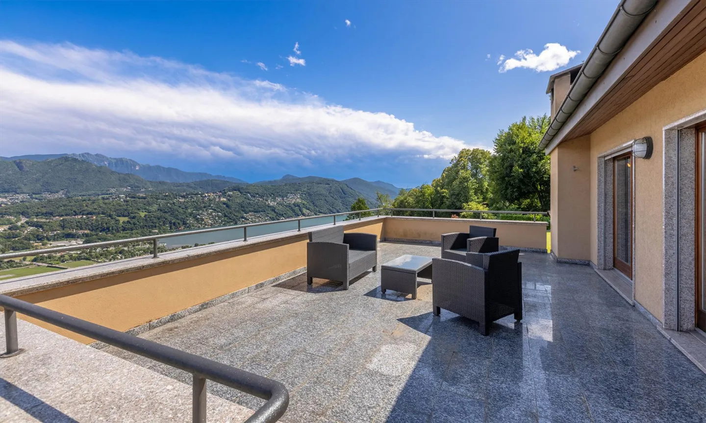 Elegantes Landhaus 5.5 mit Seeblick und großem Garten in Cimo - Foto 7 von 9