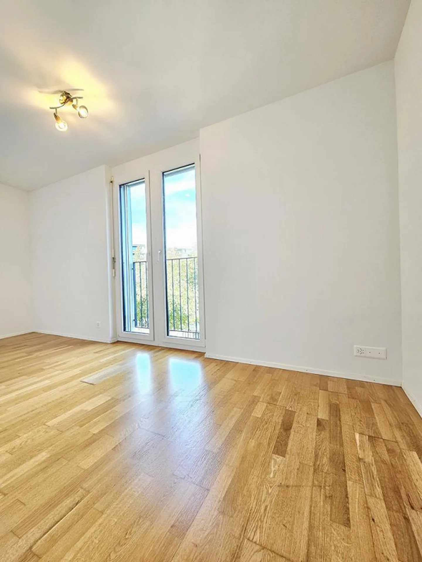 Sunny 4.5-room apartment including underground parking space in 8052 Zurich - Photo 11 of 12