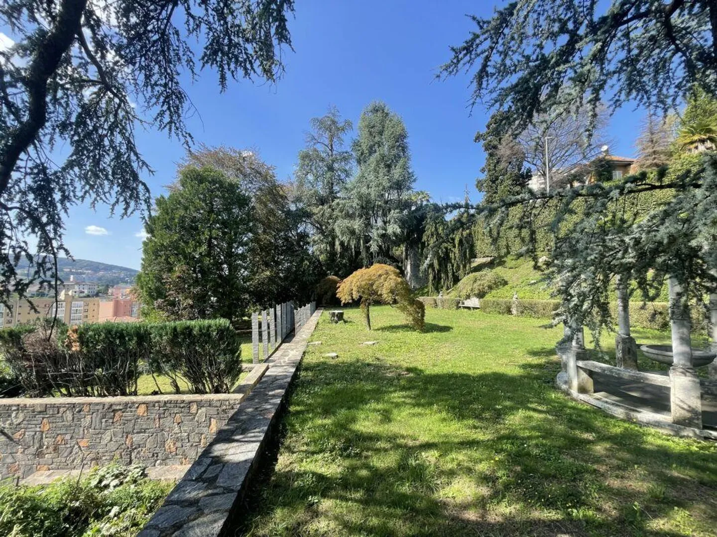 Stunning renovated period villa with building plot. - Photo 17 of 18