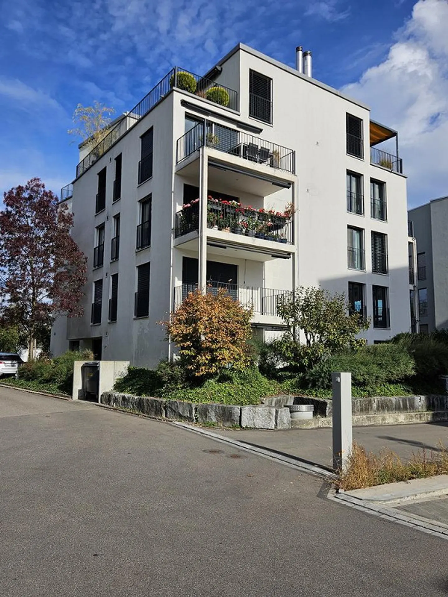 Sunny 4.5-room apartment including underground parking space in 8052 Zurich - Photo 1 of 12