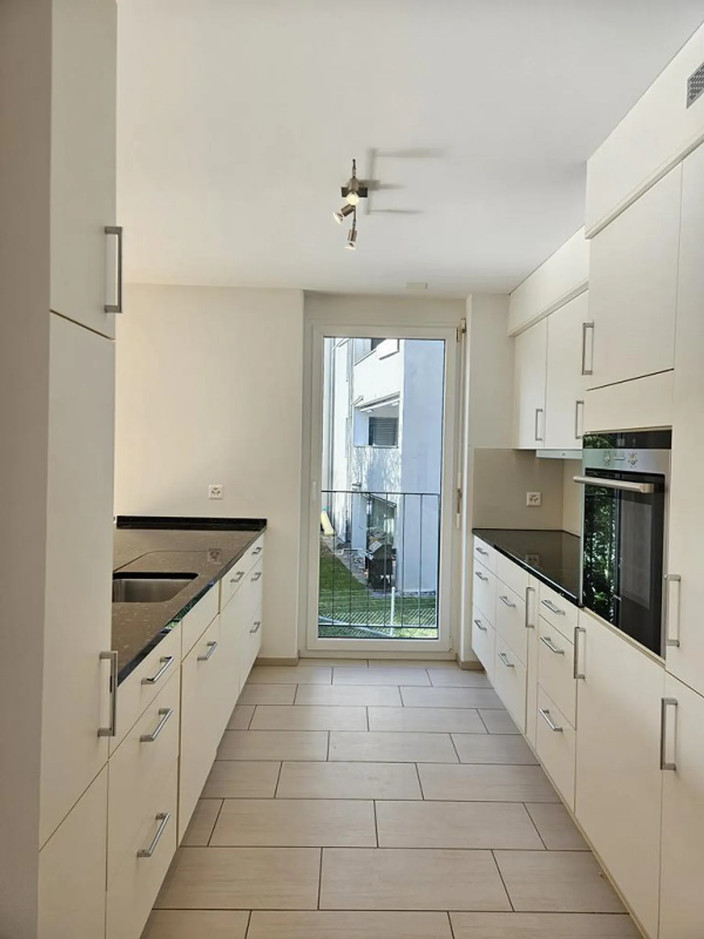 Sunny 4.5-room apartment including underground parking space in 8052 Zurich - Photo 4 of 12