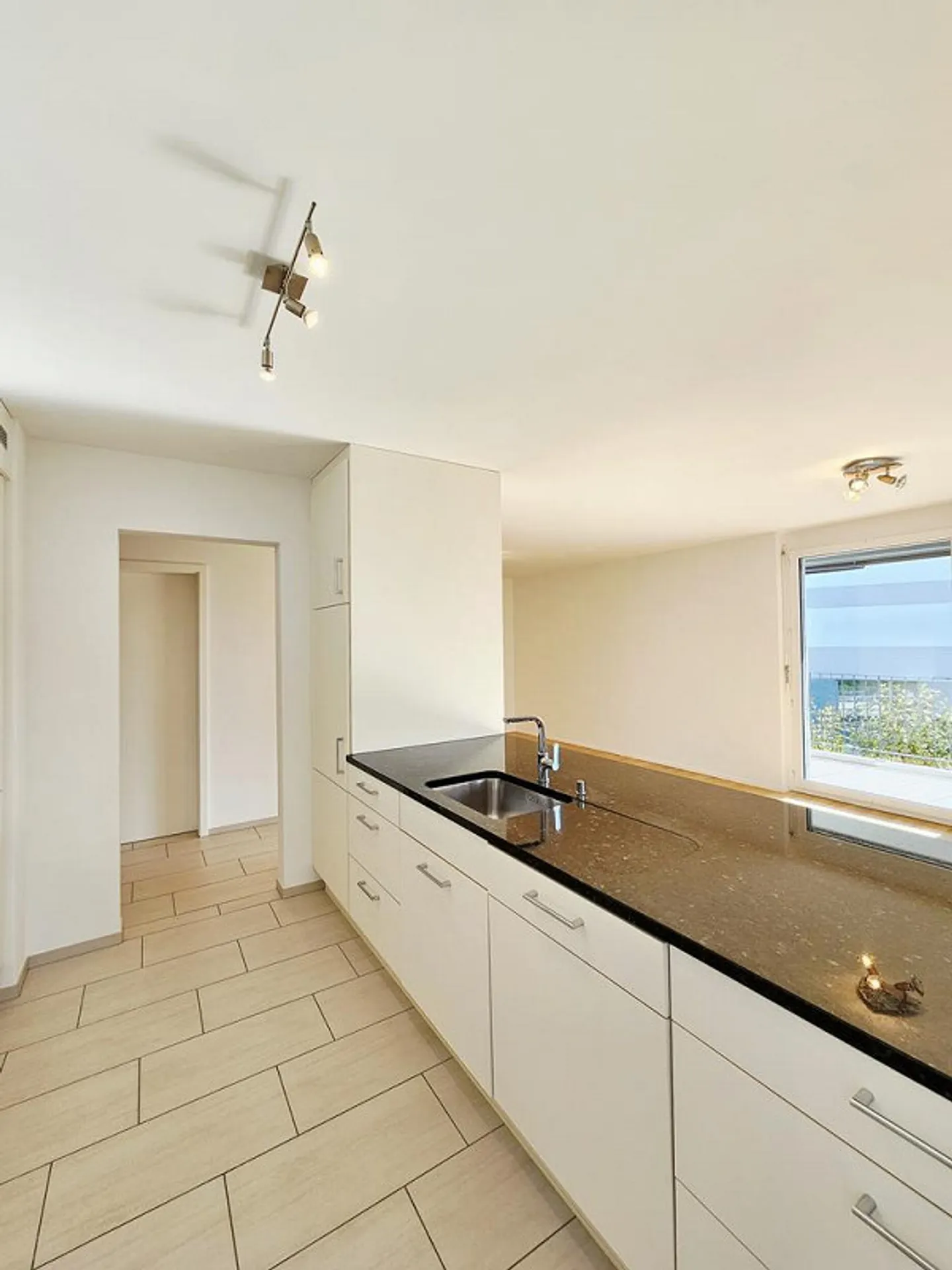 Sunny 4.5-room apartment including underground parking space in 8052 Zurich - Photo 5 of 12
