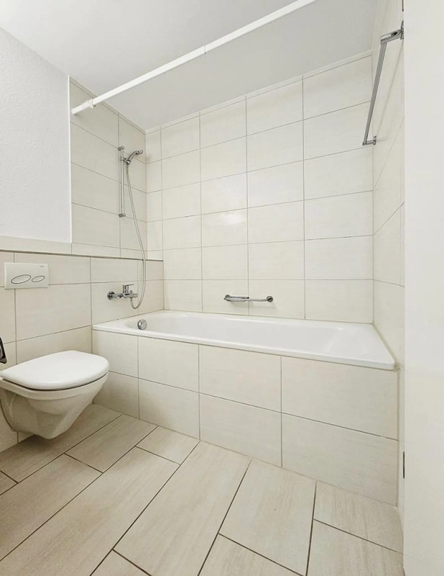 Sunny 4.5-room apartment including underground parking space in 8052 Zurich - Photo 6 of 12