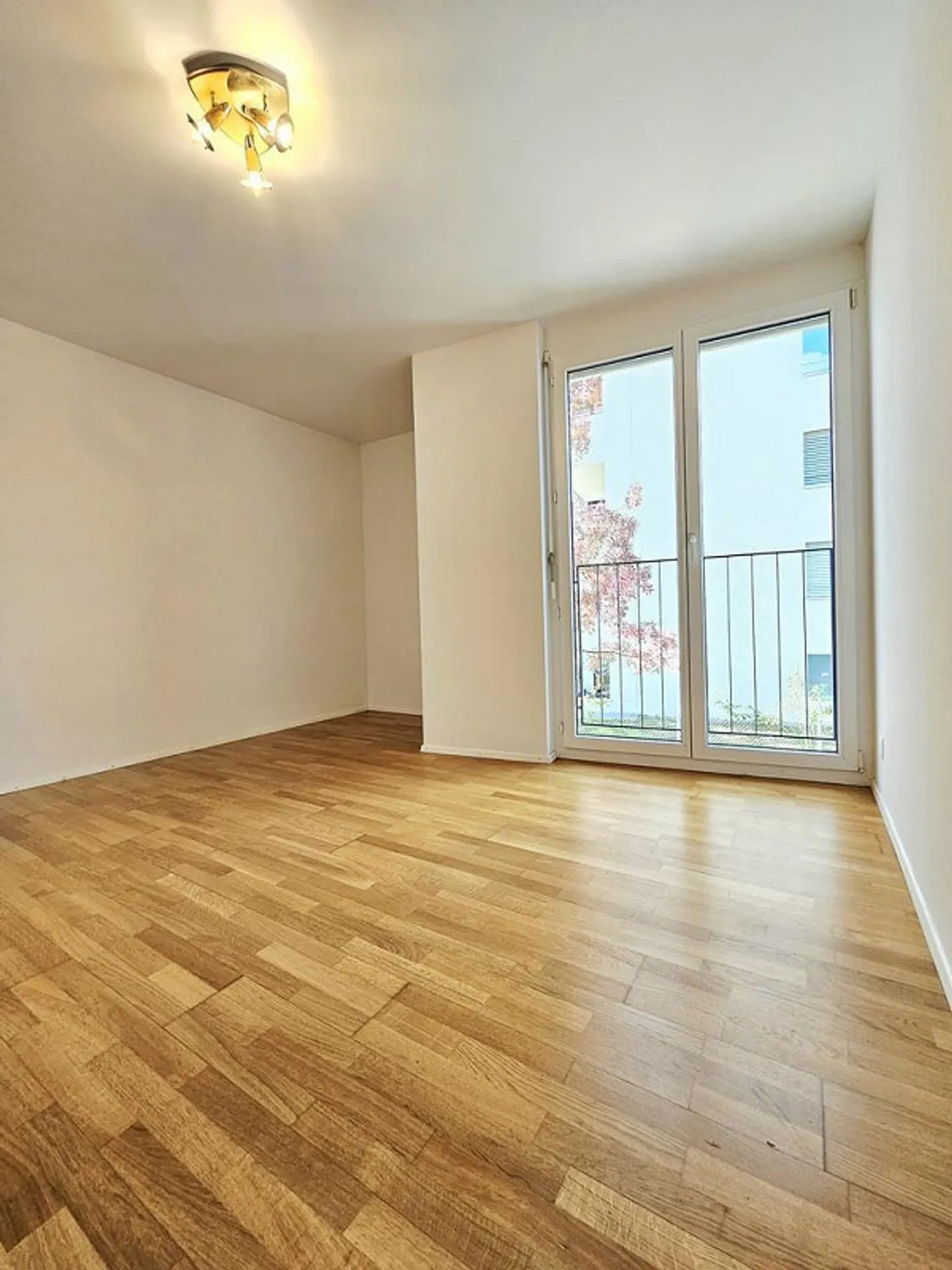 Sunny 4.5-room apartment including underground parking space in 8052 Zurich - Photo 7 of 12