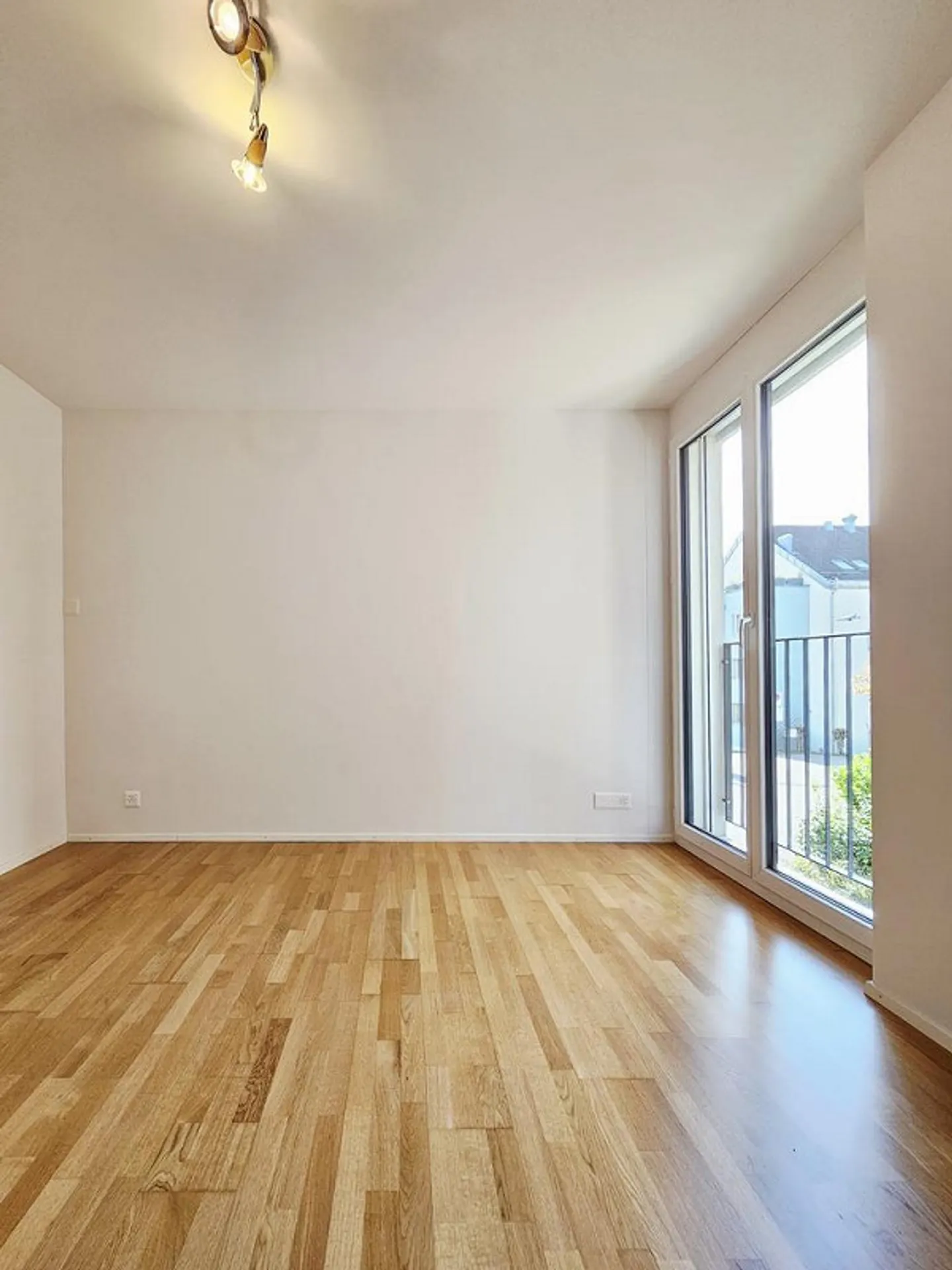 Sunny 4.5-room apartment including underground parking space in 8052 Zurich - Photo 9 of 12