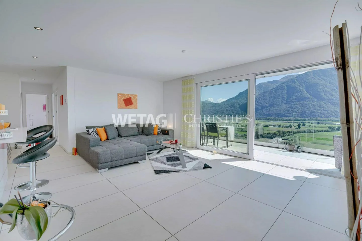 Gordola: Comfortable & Modern Apartment with Covered Terrace - Photo 2 of 11