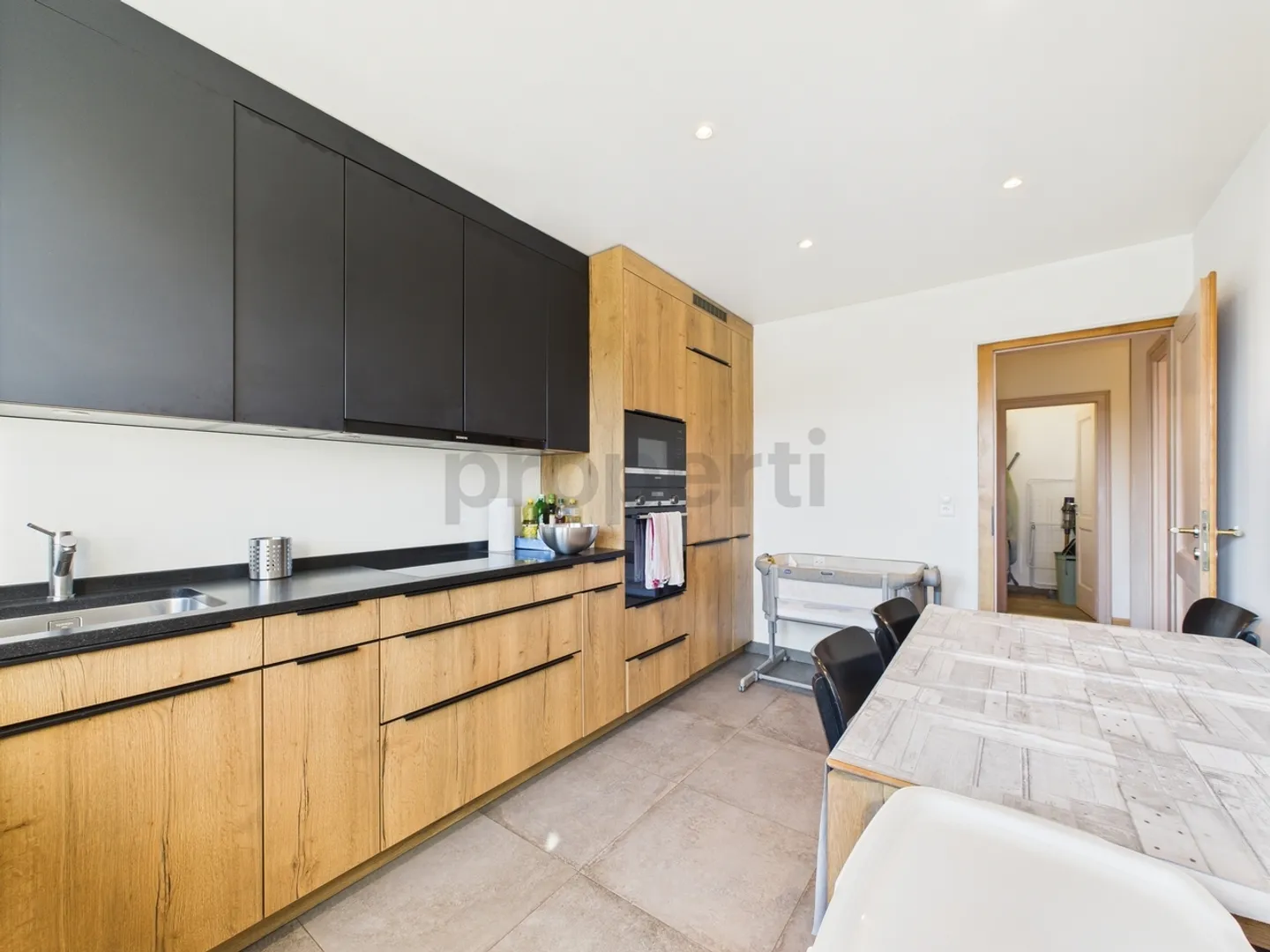 Un cocon lumineux dans un écrin de verdure - Photo 2 sur 9