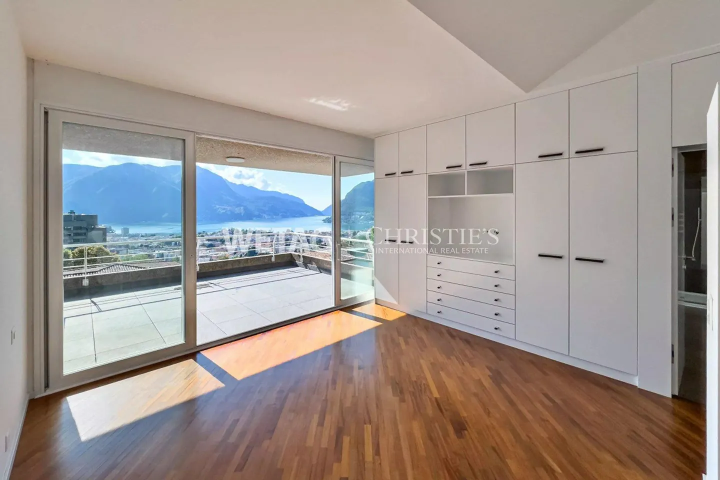 À Lugano : Élégante villa en rangée avec jardin privé et large vue sur le lac - Photo 5 sur 12