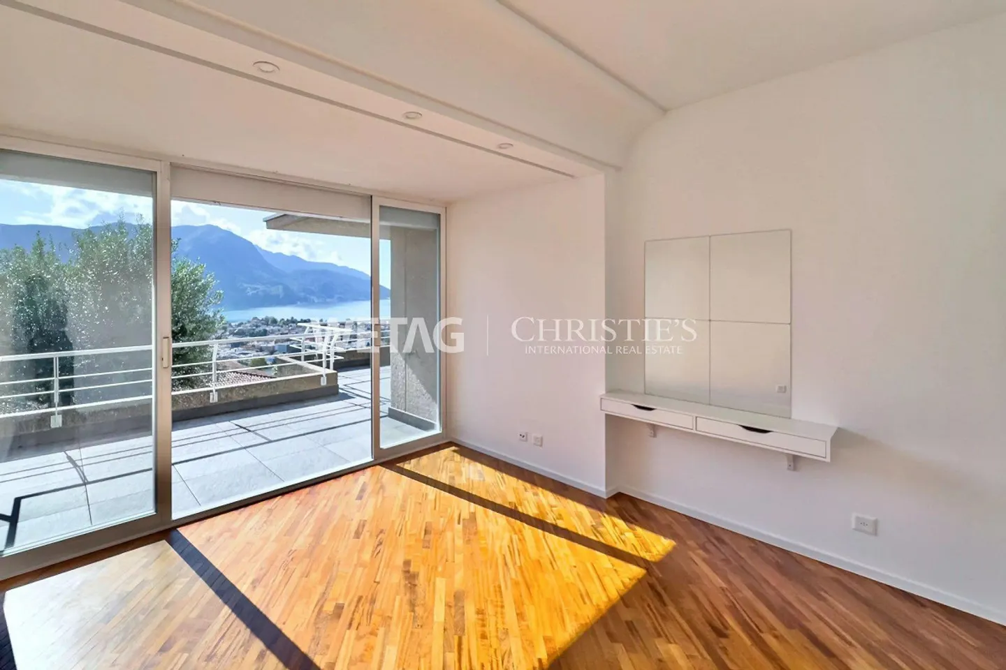 À Lugano : Élégante villa en rangée avec jardin privé et large vue sur le lac - Photo 10 sur 12