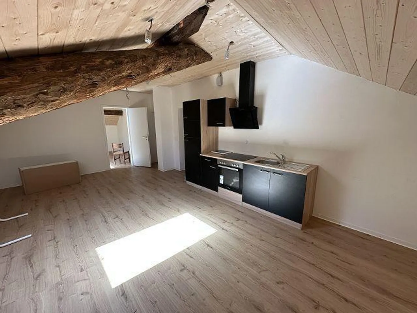 3 1/2-Room Attic Apartment in the Top Floor in a Quiet, Central Location... - Photo 4 of 15