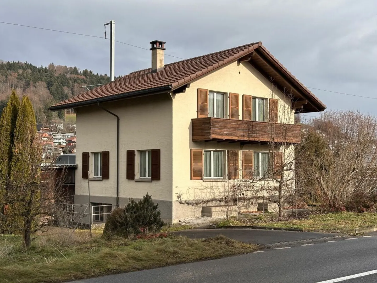 Maison individuelle indépendante, construite en 1949, nécessitant des rénovations avec potentiel - Photo 1 sur 9