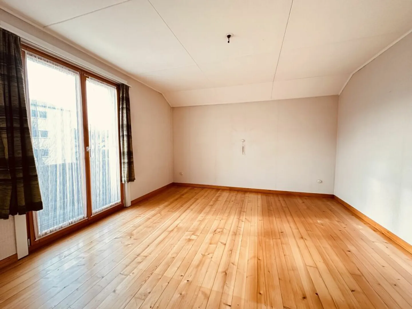 Maison individuelle indépendante, construite en 1949, nécessitant des rénovations avec potentiel - Photo 3 sur 9