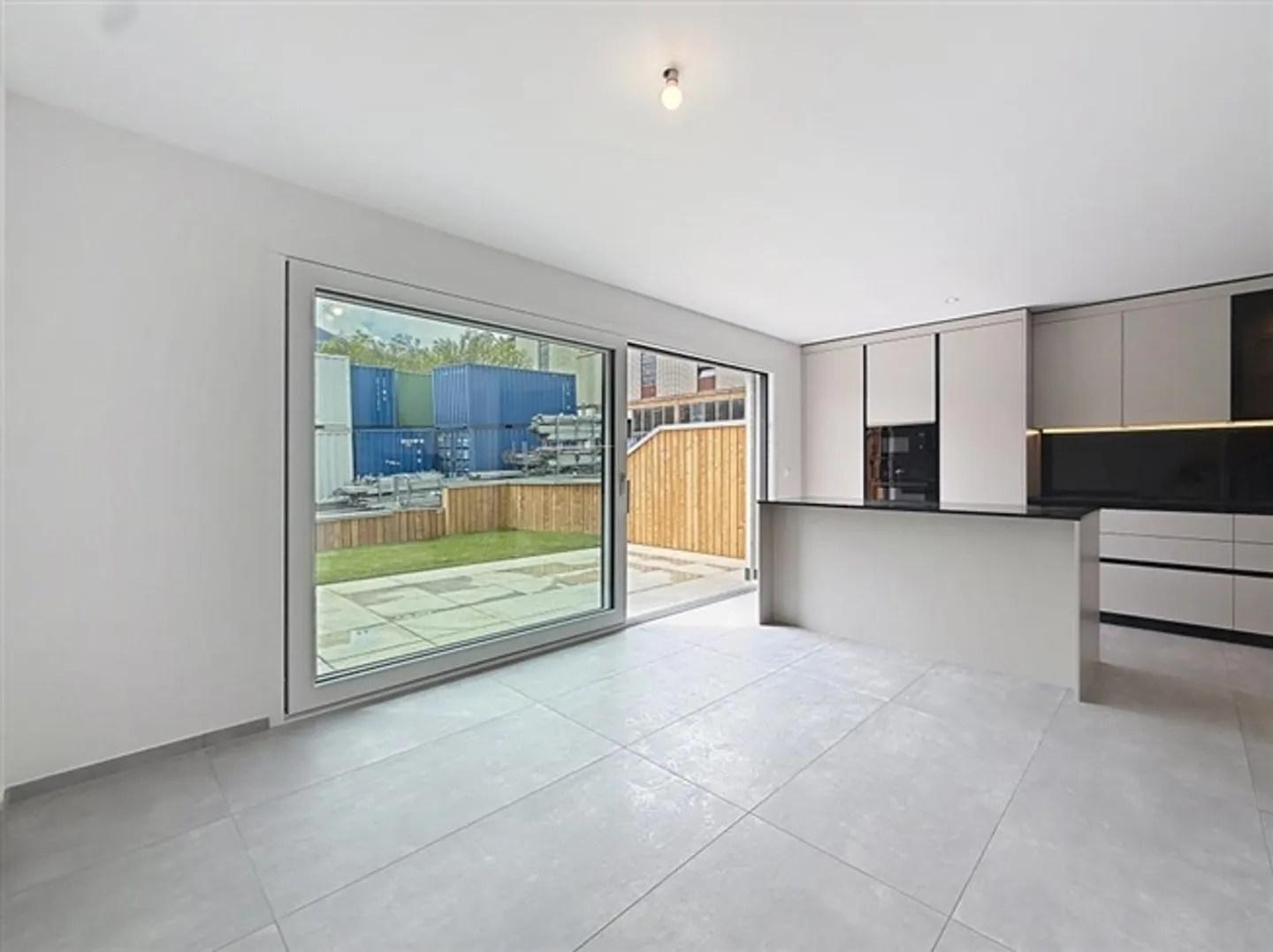 BRAND NEW A MAGNIFICENT MODERN 5.5-ROOM VILLA OF 200 M2 WITH GARDEN - Photo 2 of 13