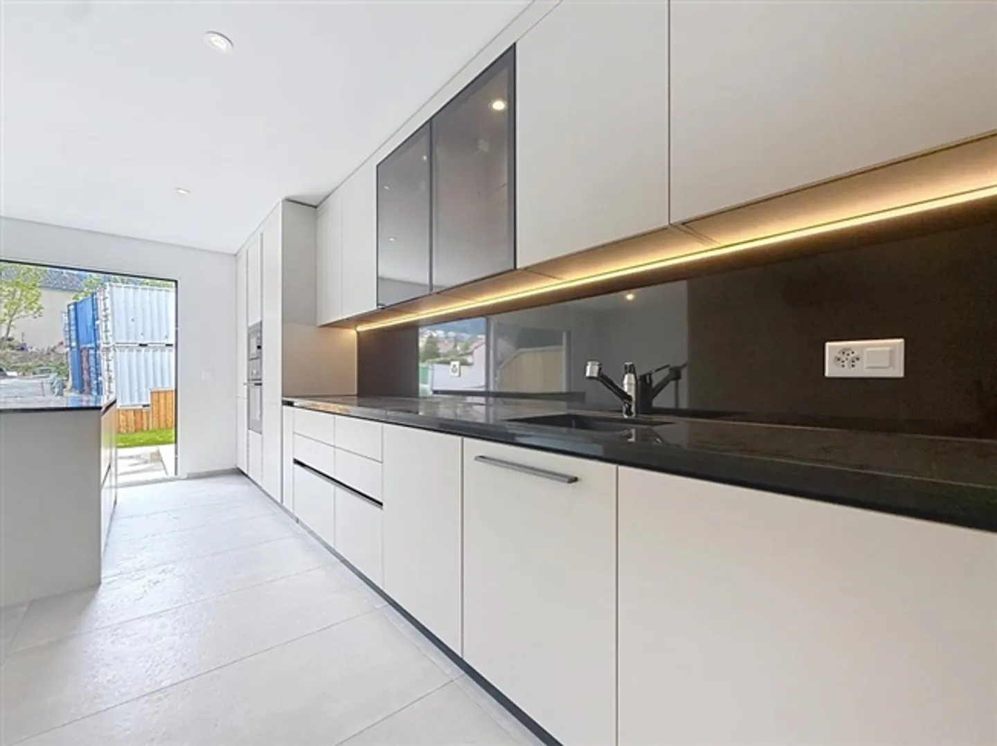 BRAND NEW A MAGNIFICENT MODERN 5.5-ROOM VILLA OF 200 M2 WITH GARDEN - Photo 3 of 13