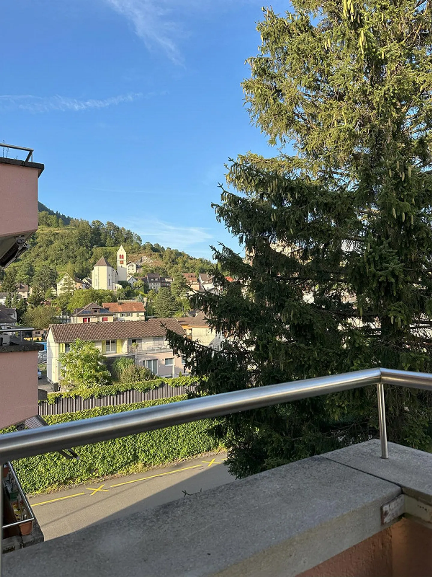 Beautifully renovated 3.5 room apartment with stunning views - Photo 1 of 10