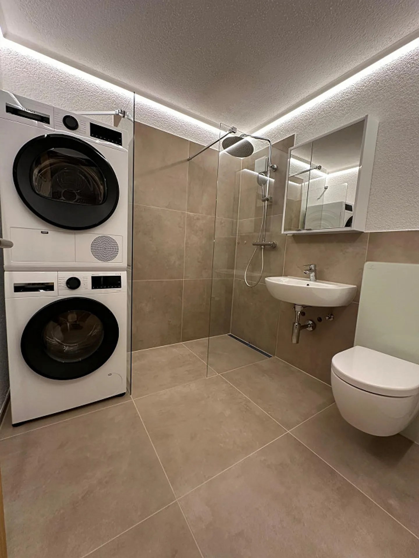 Beautifully renovated 3.5 room apartment with stunning views - Photo 3 of 10