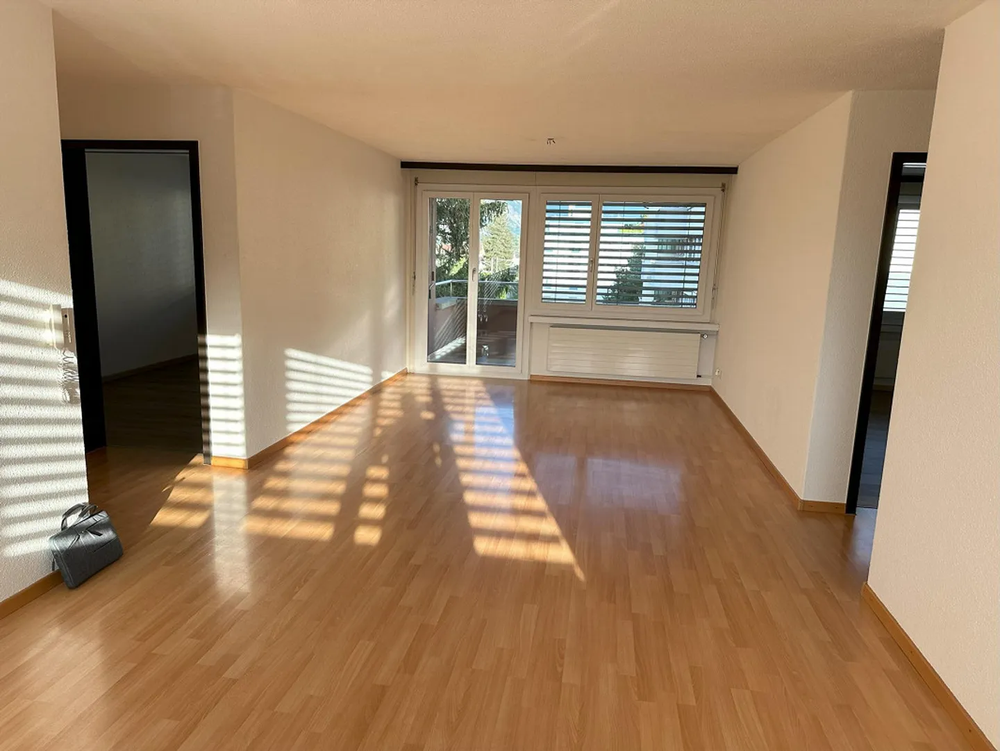 Beautifully renovated 3.5 room apartment with stunning views - Photo 4 of 10