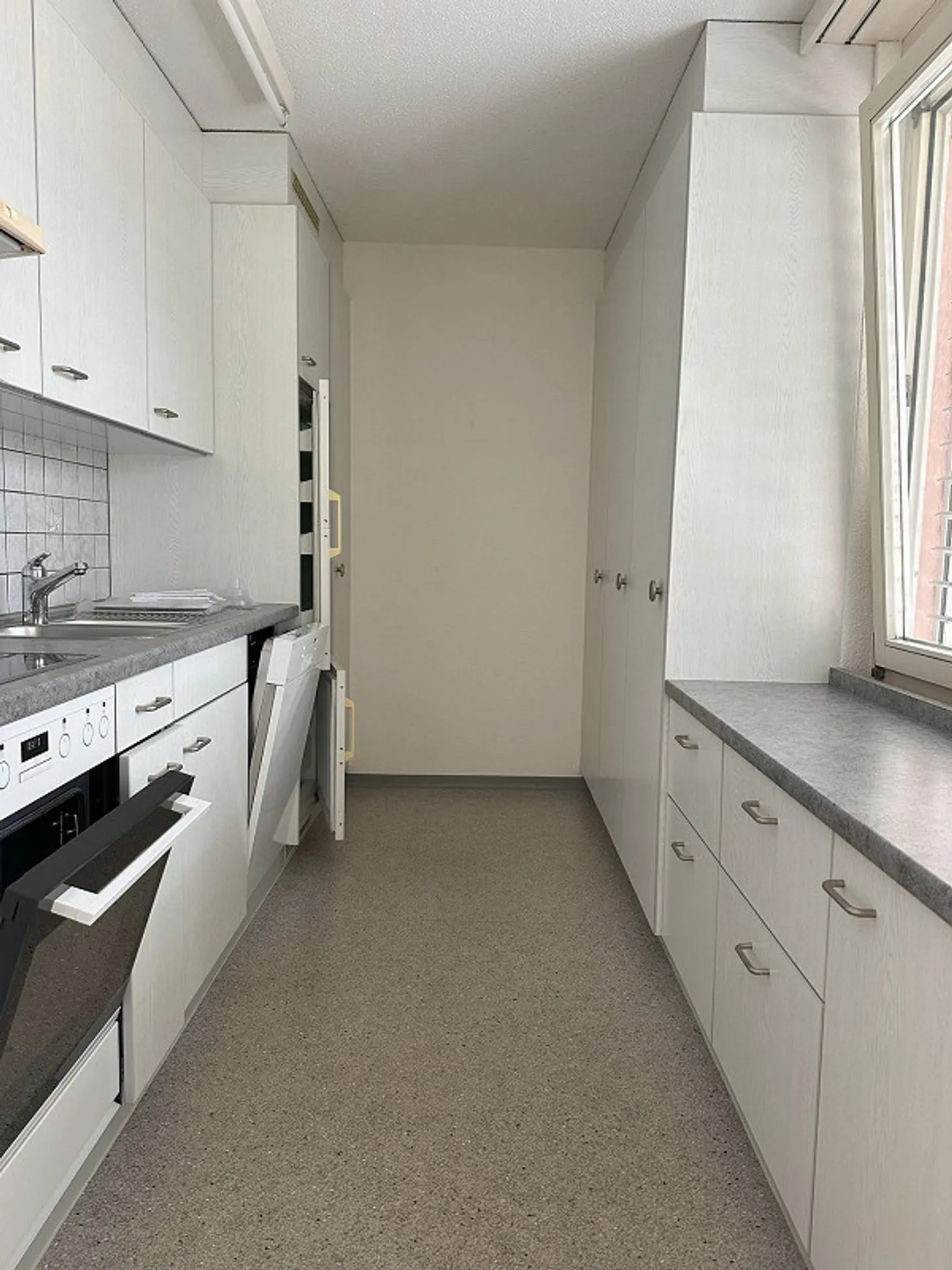 Beautifully renovated 3.5 room apartment with stunning views - Photo 5 of 10